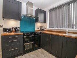 Lavavajillas, tetera/pava eléctrica, tostadora, utensilios de cocina