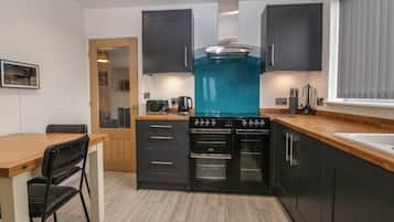 Dishwasher, electric kettle, toaster, cookware/dishes/utensils