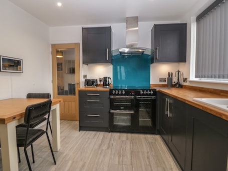 Lava-louças, chaleira elétrica, torradeira. Ty Nain