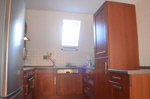 Fridge, microwave, oven, stovetop - Ferienwohnung (Ammersbek)