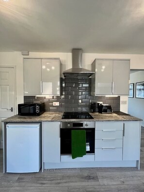 雪櫃、微波爐、焗爐、爐具