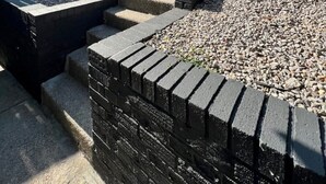 A set of concrete steps leading up to a building with a flat roof and a metal fence in the background. - Welsh Getaway Home 2 - 10 mins to Bike Park Wales (Merthyr Tydfil)