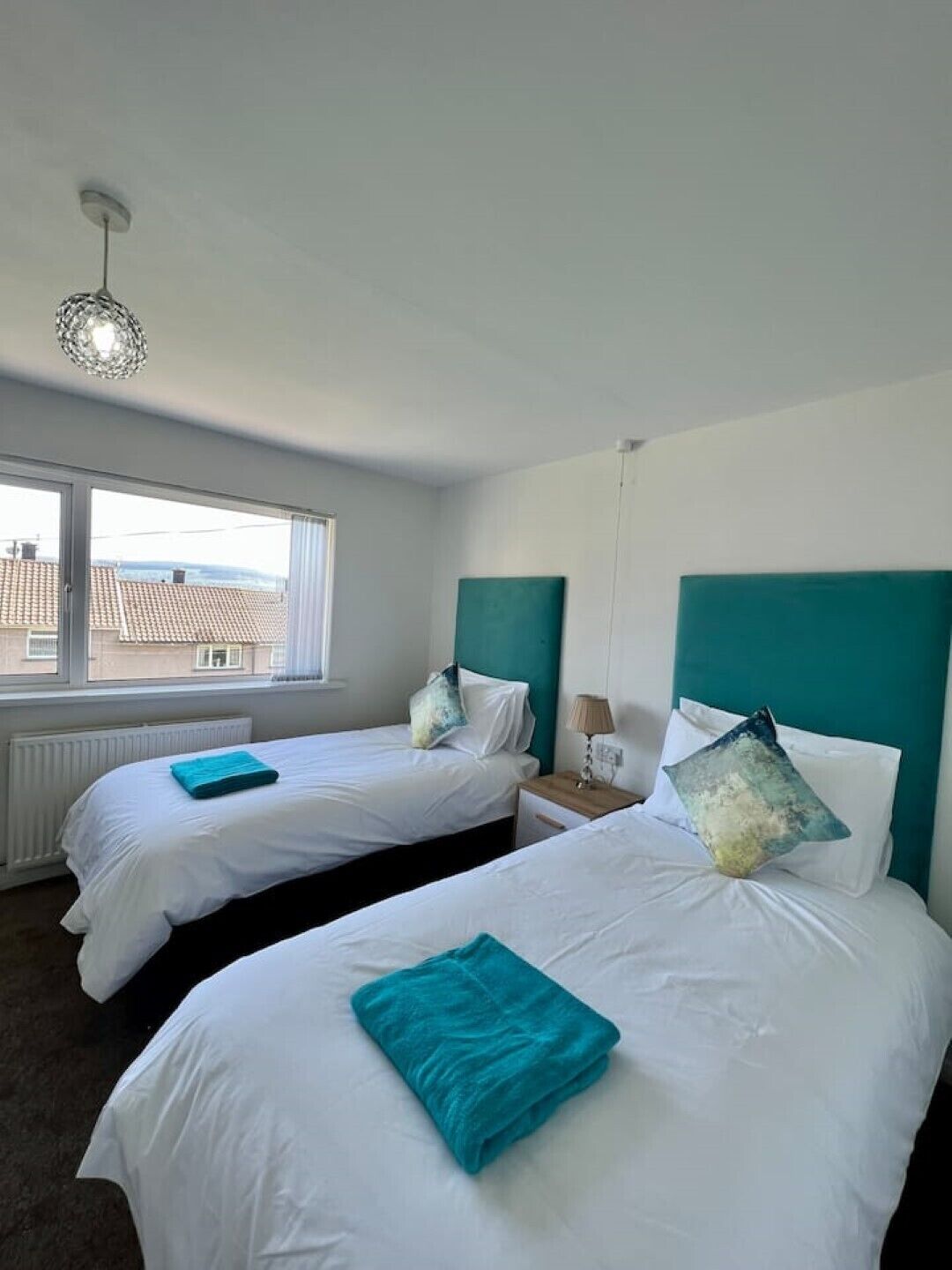 2 soverom, skrivebord, strykejern/-brett og reiseseng for barn