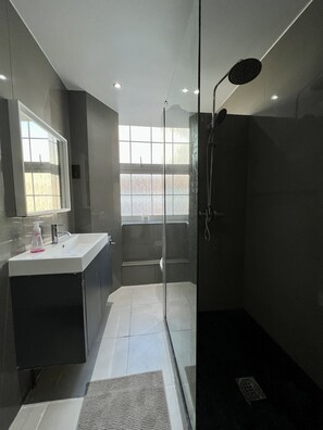 Shower, hair dryer, towels, soap - Bright Home in Central London
7 minute walk from Hyde Park and Oxford St. (London)