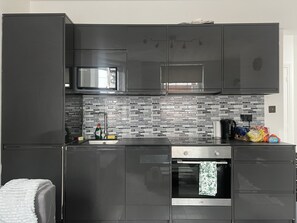 Fridge, microwave, oven, stovetop - Bright Home in Central London
7 minute walk from Hyde Park and Oxford St. (London)