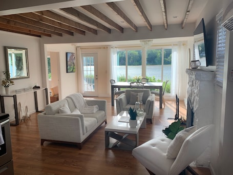 TV, fireplace. Lux Bungalow on Gorgeous Lake. Relax. Explore nearby towns. Ski. Kayak. Hike.