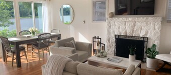 Lux Bungalow on Gorgeous Lake. Relax. Explore nearby towns. Ski. Kayak. Hike. 