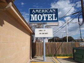 Letrero de motel americano con número de servicio de televisión por cable.