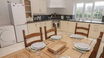 Dishwasher, electric kettle, toaster, cookware/dishes/utensils