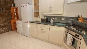 Dishwasher, electric kettle, toaster, cookware/dishes/utensils