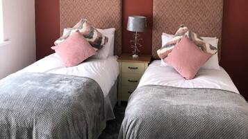 2 sovrum, skrivbord, strykjärn/strykbräda och resesäng