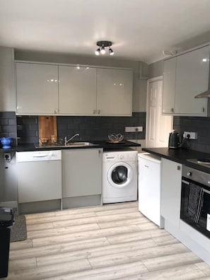Fridge, microwave, oven, stovetop - Welsh Getaway Home 1 (10 mins to Bike Park Wales)
 (Merthyr Tydfil)