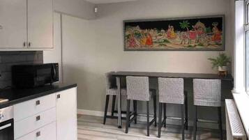 Kylskåp, mikrovågsugn, ugn och spishäll