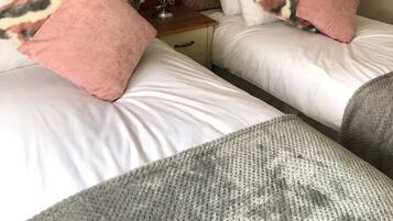 2 habitaciones, escritorio y tabla de planchar con plancha