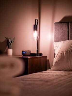 2 bedrooms, desk, iron/ironing board, travel crib - Cleveland Vibes: Modern 2 BDR Apartment Downtown (Cleveland)