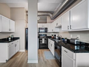 Fridge, microwave, oven, stovetop - Cleveland Vibes: Modern 2 BDR Apartment Downtown (Cleveland)