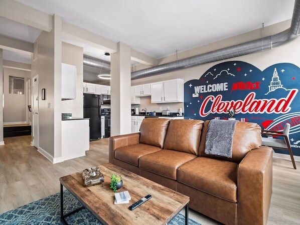 TV, computer monitors - Cleveland Vibes: Modern 2 BDR Apartment Downtown (Cleveland)