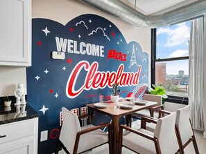 Dining - Cleveland Vibes: Modern 2 BDR Apartment Downtown (Cleveland)