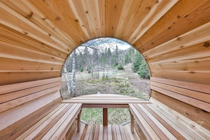 Property grounds - Sainte-Lucie Luxury, Chalet with Hot Tub, River & Sauna! (Sainte-Lucie-des-Laurentides)