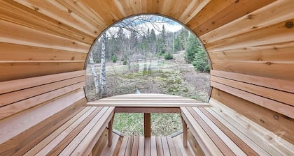 Sainte-Lucie Luxury, Chalet with Hot Tub, River & Sauna!