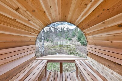 Sainte-Lucie Luxury, Chalet with Hot Tub, River & Sauna!