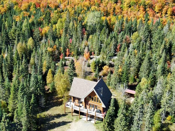 Exterior - Sainte-Lucie Luxury, Chalet with Hot Tub, River & Sauna! (Sainte-Lucie-des-Laurentides)