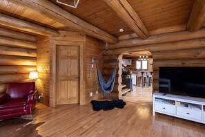 TV, fireplace, foosball - Sainte-Lucie Luxury, Chalet with Hot Tub, River & Sauna! (Sainte-Lucie-des-Laurentides)