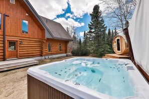 Outdoor spa tub - Sainte-Lucie Luxury, Chalet with Hot Tub, River & Sauna! (Sainte-Lucie-des-Laurentides)