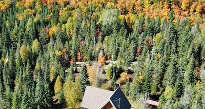 Sainte-Lucie: Luxury Chalet with Hot Tub, River & Sauna!