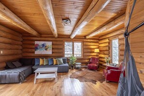 TV, fireplace, foosball - Sainte-Lucie Luxury, Chalet with Hot Tub, River & Sauna! (Sainte-Lucie-des-Laurentides)