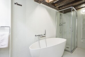Douche, sèche-cheveux, serviettes fournies, savon