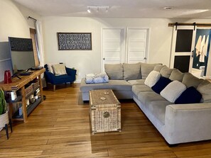 Smart TV, DVD player - Couples' Hideaway - Relaxing barndominium with hammock, firepit, & covered patio (Linton)