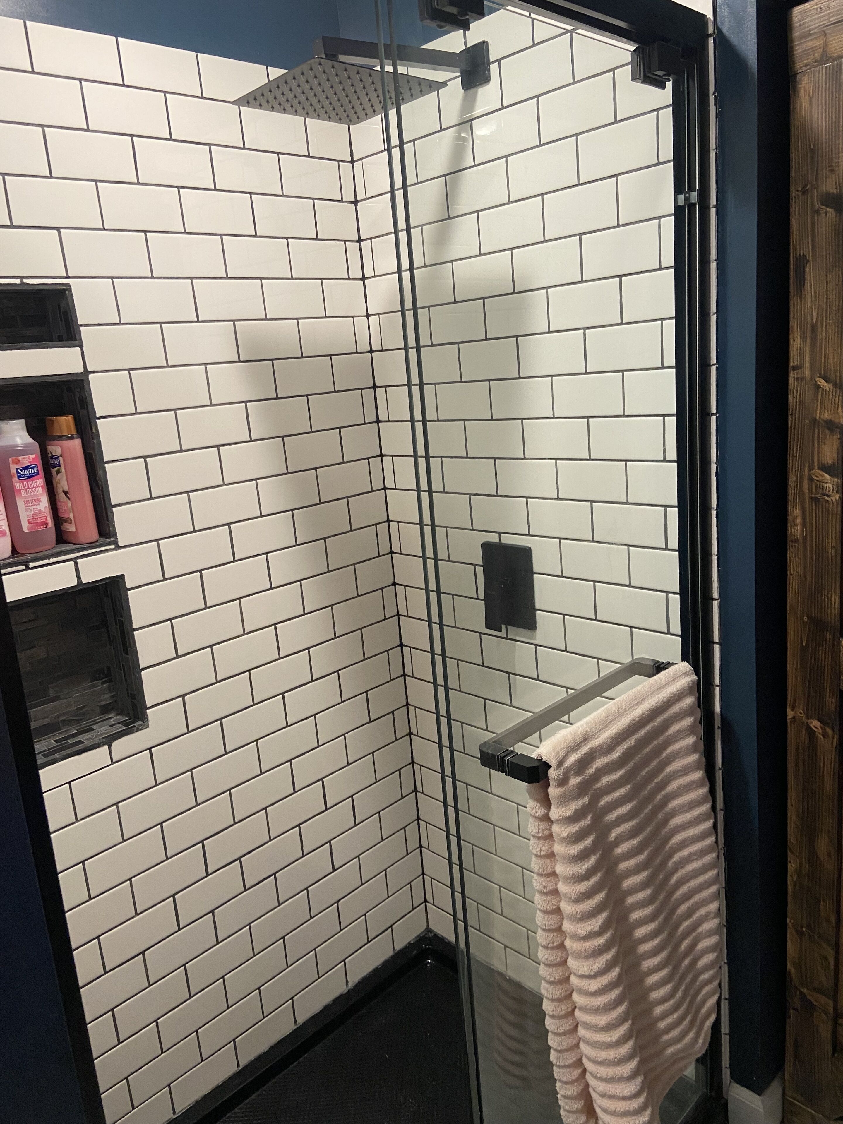 Douche, séchoir à cheveux, serviettes fournies, savon