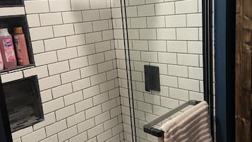 Douche, séchoir à cheveux, serviettes fournies, savon