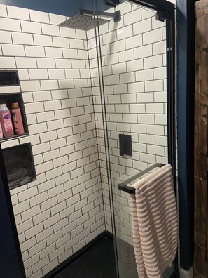 Een douche, een haardroger, handdoeken, zeep