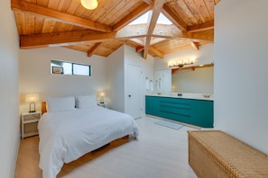 3 habitaciones, escritorio, tabla de planchar con plancha y internet 