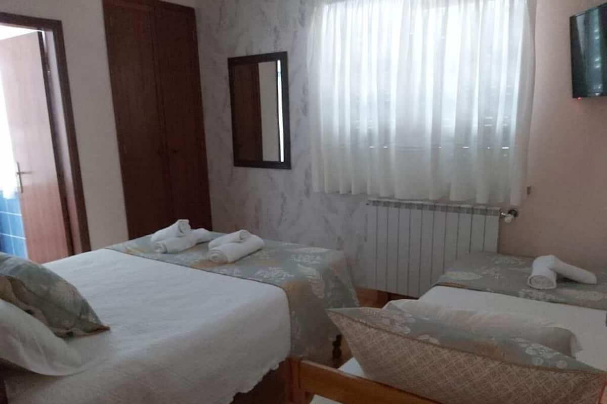 Basic Triple Room | Free WiFi, bed sheets