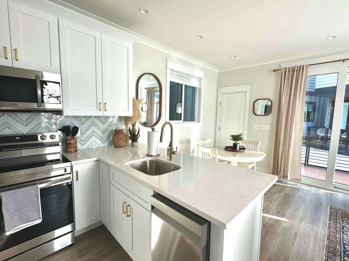 Geladeira, micro-ondas, fogão, cooktop