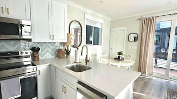 Geladeira, micro-ondas, fogão, cooktop