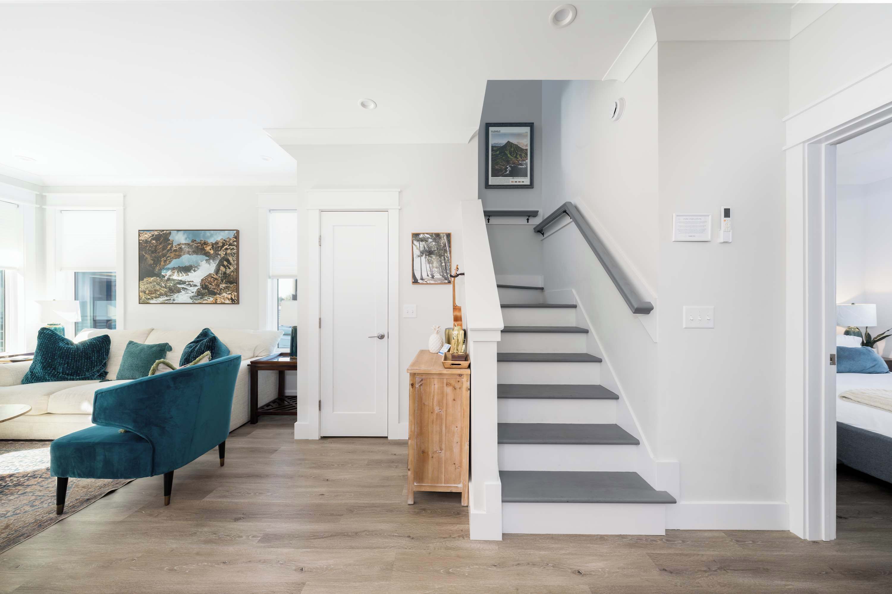 Una sala de estar moderna con una escalera, un sofá y una mesa de centro.