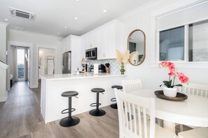 Dining - Aloha @ The Cove Riverwalk Villas (Wilmington)