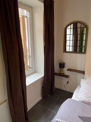 1 bedroom, bed sheets