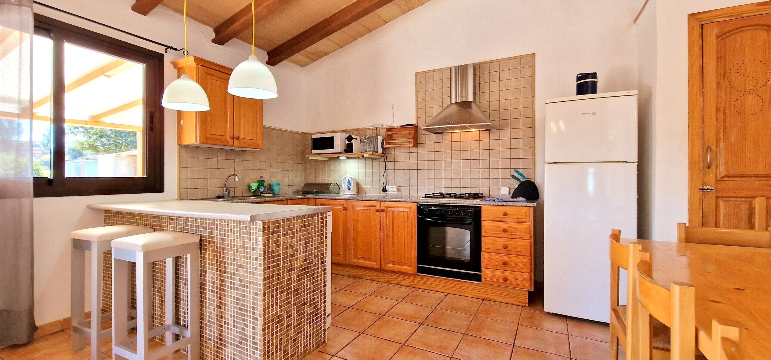 Refrigerador, microondas, horno y cafetera y tetera 