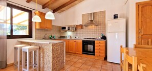 Kühlschrank, Mikrowelle, Ofen, Wasserkocher mit Kaffee-/Teezubehör