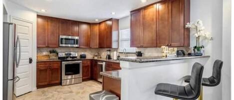 Een koelkast, een magnetron, een oven, een kookplaat