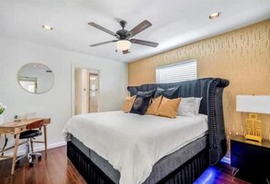 4 bedrooms, in-room safe, desk, iron/ironing board - 2 Unit Private Duplex, Sleeps 12 (Houston)