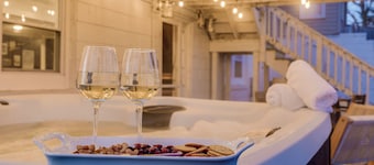 3 Mins to ND. Hot Tub, Game Room, Sleeps 16, Fire Pit