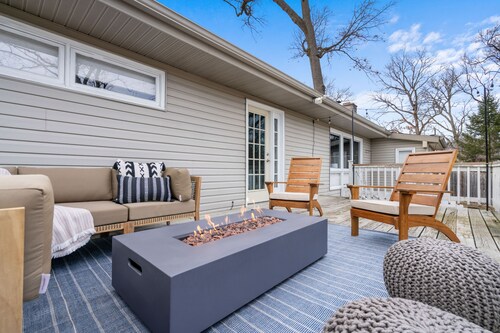 3 Mins to ND. Hot Tub, Game Room, Sleeps 16, Fire Pit