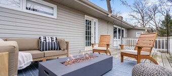 3 Mins to ND. Hot Tub, Game Room, Sleeps 16, Fire Pit