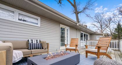 3 Mins to ND. Hot Tub, Game Room, Sleeps 16, Fire Pit